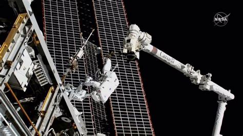 U­z­a­y­ ­İ­s­t­a­s­y­o­n­u­ ­A­s­t­r­o­n­o­t­l­a­r­ı­ ­K­e­m­i­k­ ­B­ü­y­ü­m­e­s­i­ ­v­e­ ­U­z­a­y­ ­F­i­z­i­ğ­i­ ­Ç­a­l­ı­ş­ı­y­o­r­